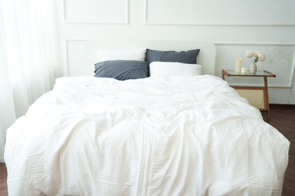 White duvet cover, 70% bamboo, 30% linen.