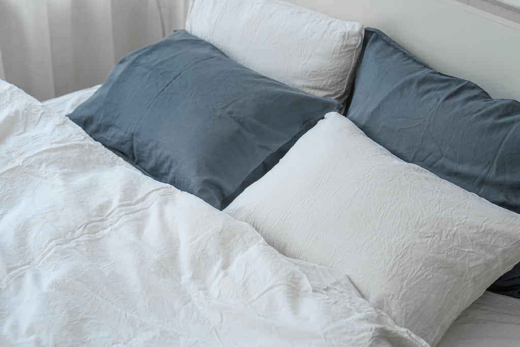 White duvet cover, 70% bamboo, 30% linen.