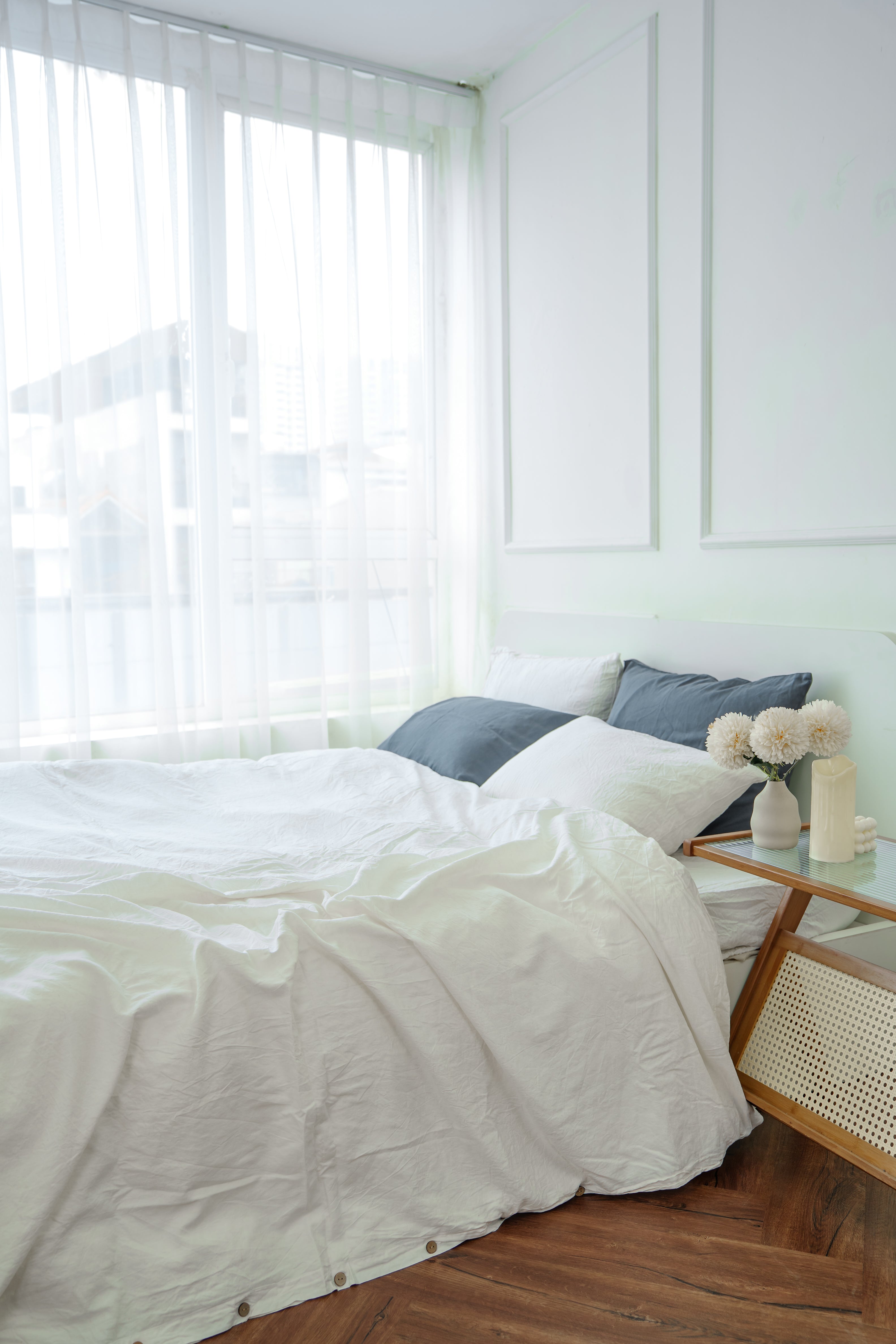 White bamboo linen duvet cover on a bed, 70% bamboo 30% linen, breathable - SCANDALINEN