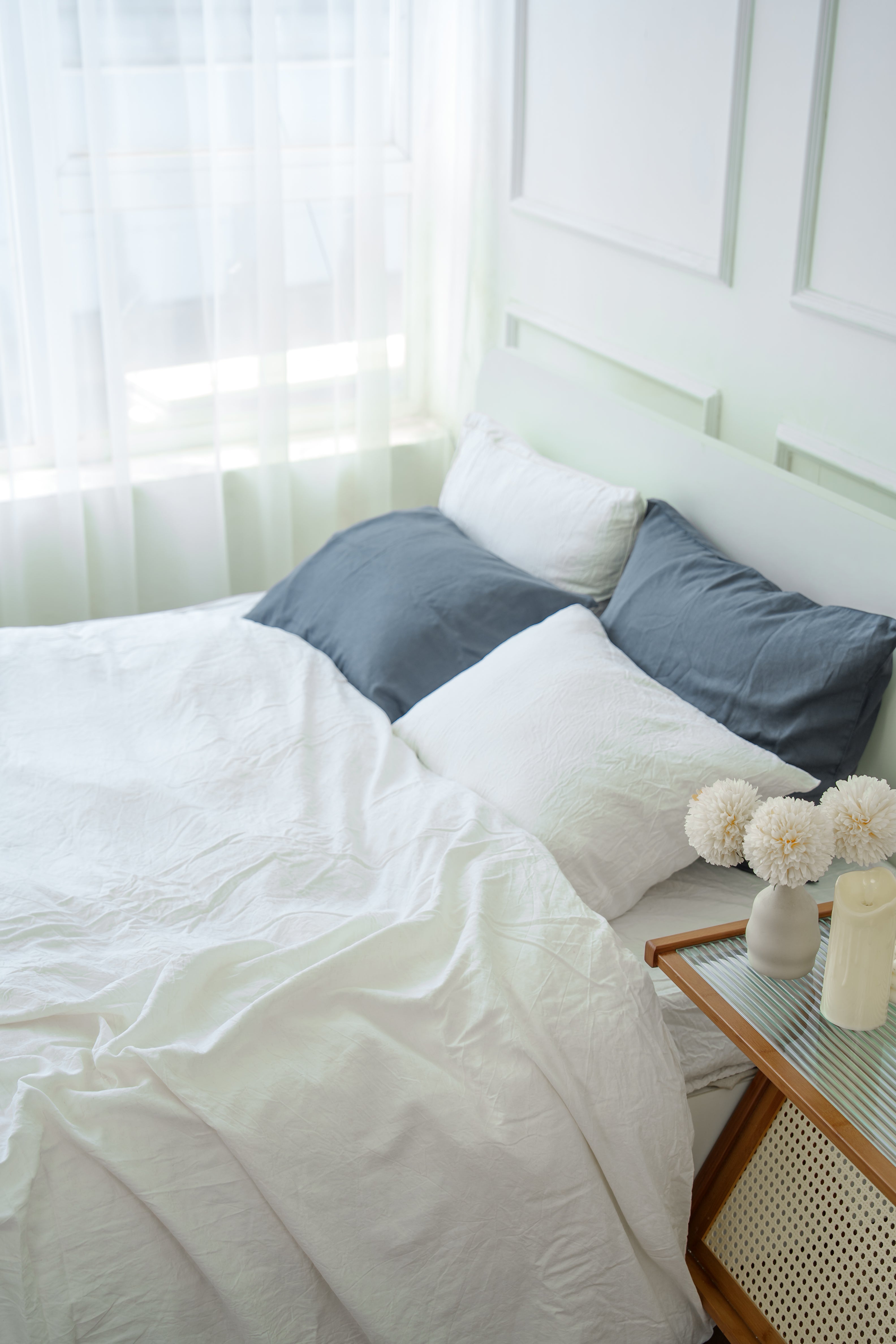 White duvet cover, 70% bamboo, 30% linen.