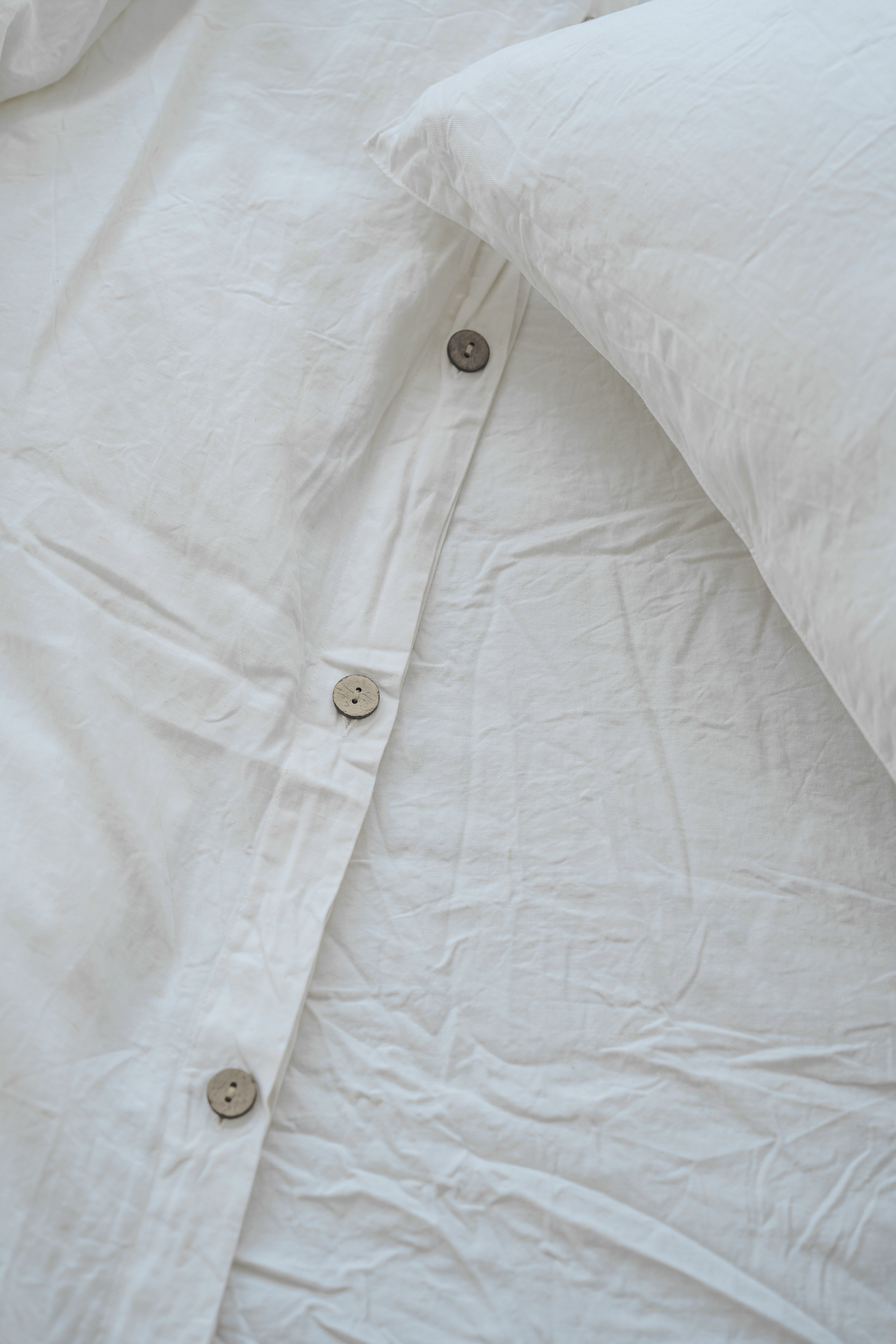 White duvet cover, 70% bamboo, 30% linen.