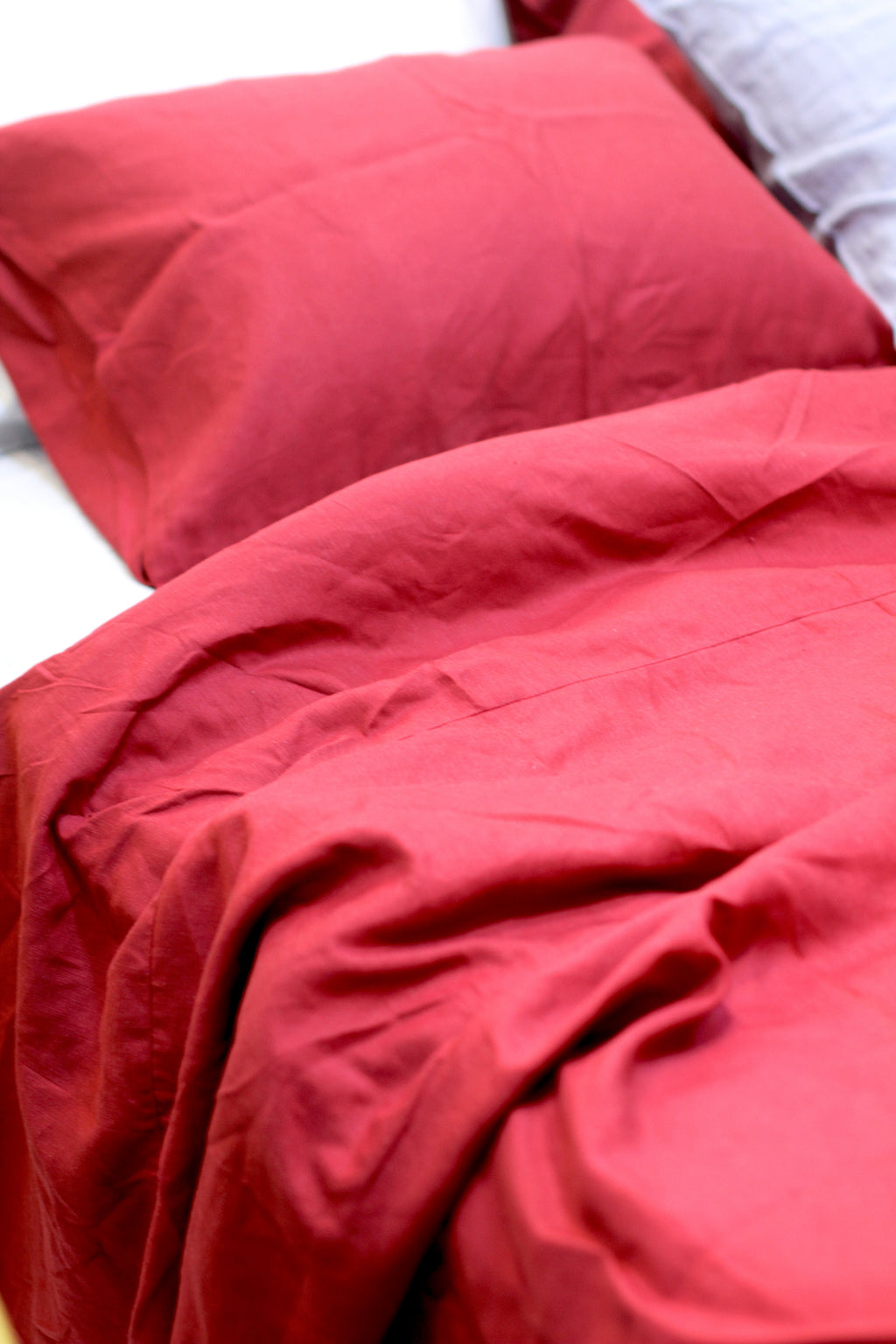 Wine red bamboo linen bedding set on a bed, breathable 4-piece - SCANDALINEN