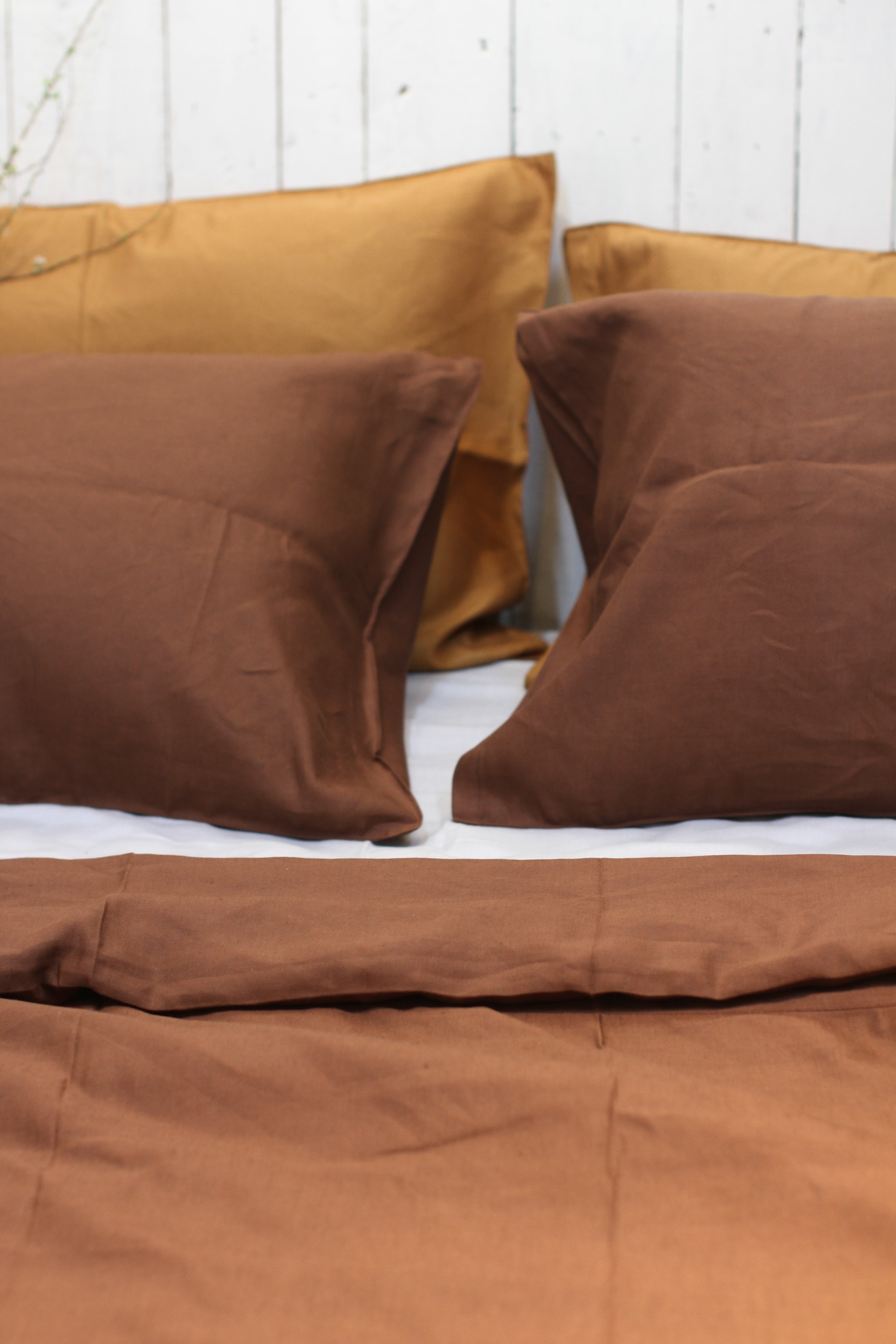 Golden brown bamboo linen bedding set on a bed, breathable 4-piece - SCANDALINEN