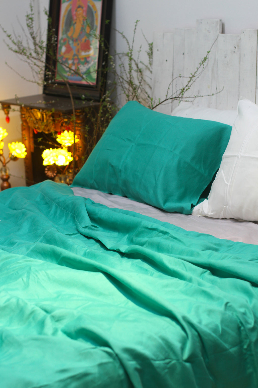 Turquoise bamboo linen bedding set on a bed, breathable 4-piece - SCANDALINEN